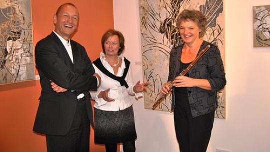 Galeristin Marita Jaeger (Mitte) eröffnete mit dem Maler Axel Schroeder und der Flötistin Brigitte Schreiner die Ausstellung „Linie und Fläche”. Foto: Bruno Elberfeld